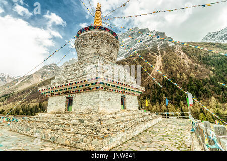 Sehen Sie sich auf tibetische Stupa mit Gebetsfahnen in China Stockfoto