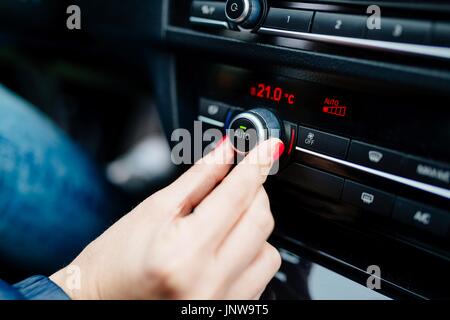 Frau regulierende Auto Klimaanlage. Moderne PKW-Innenraum Stockfoto