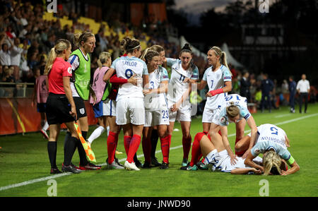 Englands Jodie Taylor feiert ihr Seite erste Tor des Spiels mit Team-Kameraden im Viertelfinale der UEFA Women's Euro 2017 im Stadion De Adelaarshorst, Deventer übereinstimmen. Stockfoto