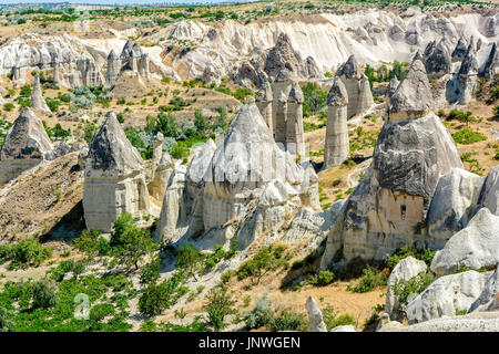 Berühmten geologischen Formationen als Liebe Tal bekannt und verwendet als Gehäuse in Göreme, Kappadokien, Türkei Stockfoto