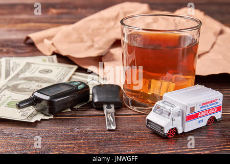 Alkohol trinken und Schlüssel. Stockfoto