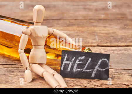 Mann aus Holz Figur mit Alkohol. Stockfoto