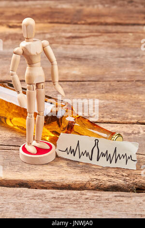 Menschen aus Holz dummy stehen in der Nähe von Alkohol. Stockfoto