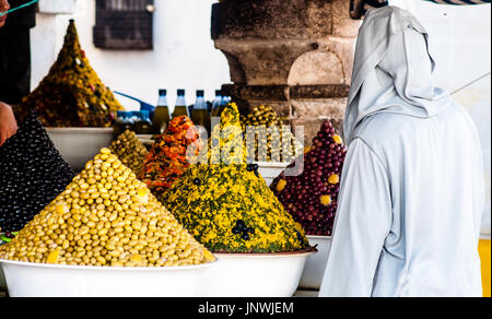 Sehen Sie sich auf Oliven auf Markt in Essaouira in Marokko Stockfoto