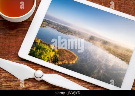 Luftaufnahme von einem Morgennebel über See, frühen Herbst Landschaft im nördlichen Colorado, Bildschirm Bild copyright des Fotografen Stockfoto