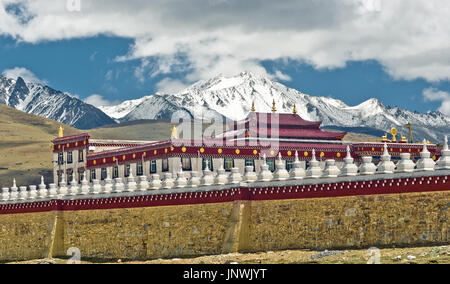 Blick auf verankerten tibetisches Kloster von Tagong Grünland in China Stockfoto