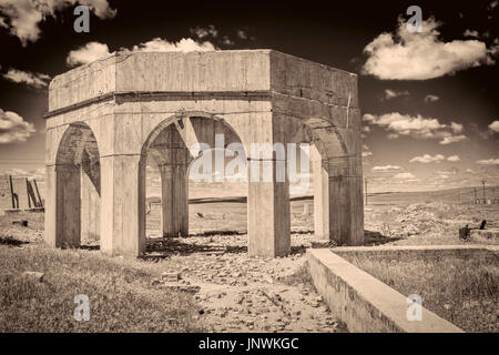 konkreten Ruinen von einem der fünf Reduktion Pflanzen und Pumpe Stationen, die Herstellung von Pottasche im ersten Weltkrieg in der Nähe von Antiochia, Nebraska, Sepia Bild getönt Stockfoto