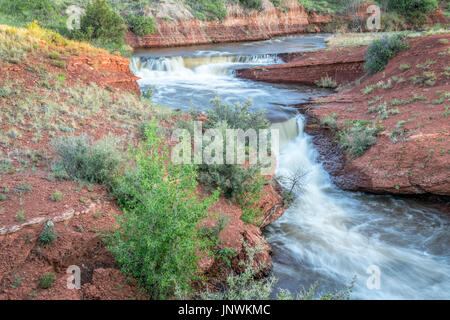 Wasserfälle im Park Creek am nördlichen Ausläufer der Colorado, Sommerlandschaft Stockfoto