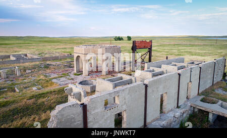 konkreten Ruinen von einem der fünf Reduktion Pflanzen und Pumpstationen, die Herstellung von Pottasche im ersten Weltkrieg in der Nähe von Antiochia, Nebraska, Luftbild Stockfoto