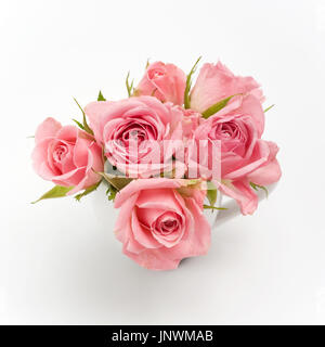 Stillleben mit rosa Rose in Keramik Tasse Stockfoto
