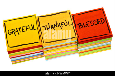 Dankbar, dankbar, gesegnete geistliche Worte - Handschrift in schwarzer Tinte auf eine isolierte Haftnotiz Stockfoto