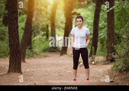 Porträt einer jungen Frau im Wald Waldfläche - Ausbildung und Training für Trail laufen Marathon Ausdauer - Fitness-Gesundheit-Konzept Stockfoto