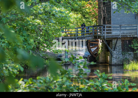 Vater und Sohn genießen Sie einen Nachmittag der Fischerei auf der alten Grist Mill am Stone Mountain Lake in Atlanta, Georgia Stone Mountain Park. (USA) Stockfoto