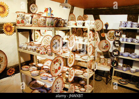 Artisan handgefertigten Keramikplatten und Töpfchen in einem kleinen Laden. Stockfoto