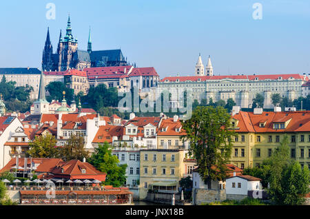 Der Blick auf die Prager Burg, Whoole Komplex. Hinten ist Kampa. Stockfoto