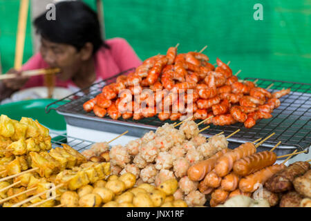 Bangkok, Thailand - 17. Februar 2015: Frau verkaufte gekochtes Essen aus Stand in der Straße Rattanakosin, Bangkok Altstadt Stockfoto