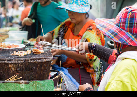 Bangkok, Thailand - 17. Februar 2015: Frau verkaufte gekochtes Essen aus Stand in der Straße Rattanakosin, Bangkok Altstadt Stockfoto