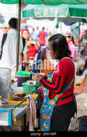 Bangkok, Thailand - 17. Februar 2015: Frau verkaufte gekochtes Essen aus Stand in der Straße Rattanakosin, Bangkok Altstadt Stockfoto