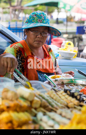 Bangkok, Thailand - 17. Februar 2015: Frau verkaufte gekochtes Essen aus Stand in der Straße Rattanakosin, Bangkok Altstadt Stockfoto