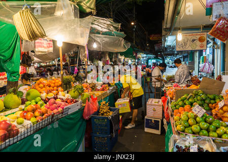 Bangkok, Thailand - 18. Februar 2015: Pak Khlong Talat Markt bei Yaowarat und Pahurat in Bangkok bei Nacht. Stockfoto