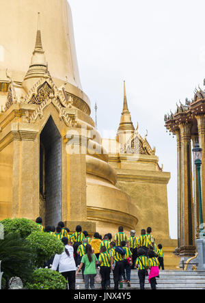 Bangkok, Thailand - 18. Februar 2015: Gruppe von Schülern in gelb und grün gestreiften Uniform das Grand Palace in Bangkok zu besuchen. Stockfoto