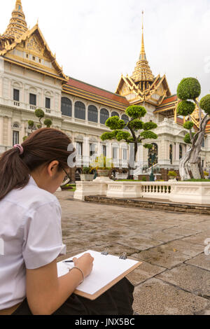 Bangkok, Thailand - 18. Februar 2015: Kunststudent Zeichnung im Grand Palace, Bangkok. Stockfoto