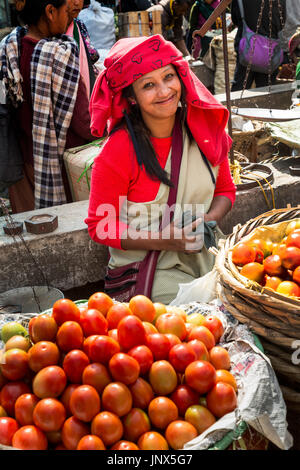 Frau verkaufen Tomaten im Marktgebiet, Shillong, Meghalaya, Indien Stockfoto