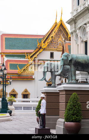 Bangkok, Thailand - 18. Februar 2015: Palastwache diensthabenden im Grand Palace in Bangkok, Thailand. Stockfoto