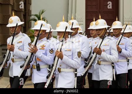 Bangkok, Thailand - 18. Februar 2015: Palastwachen während die Wachablösung im Grand Palace in Bangkok, Thailand. Stockfoto