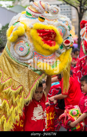 Bangkok, Thailand - 18. Februar 2015: Jungen mit Kostüm bei der Feier des chinesischen Neujahrs in Chinatown, Bangkok. Stockfoto