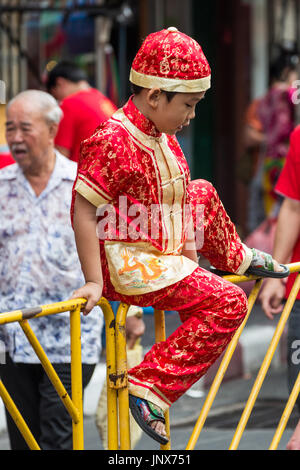 Bangkok, Thailand - 18. Februar 2015: Junge in traditioneller Tracht während der Feier des chinesischen Neujahrs in Chinatown, Bangkok. Stockfoto