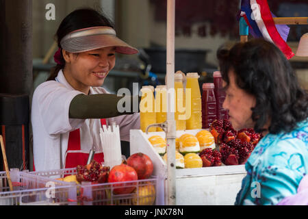 Bangkok, Thailand - 18. Februar 2015: Straßenhändler verkaufen Fruchtsaft auf der Straße in Chinatown, Bangkok, während der Feier des chinesischen Neujahrs. Stockfoto