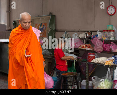 Bangkok, Thailand - 18. Februar 2015: Buddhistischer Mönch in Safranrobe auf der Straße auf dem Markt in Ka Rattanakosin, Bangkok. Stockfoto