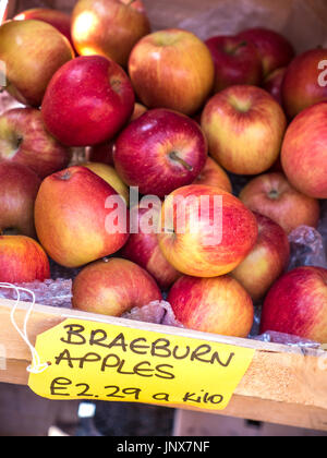 Braeburn Äpfel auf dem Display für Verkauf in Holzkiste an Landwirte Marktstand mit Preis beschriften £2,29 pro kilo Stockfoto