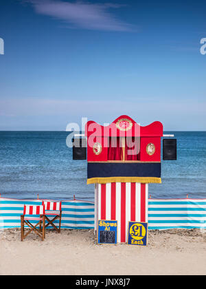 British Seaside Staycation Konzept Punch und Judy Stand am Swanage Strand Dorset UK. Ikonisches traditionelles britisches Familienunterhaltung am Meer Stockfoto