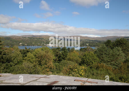 Blick aus dem Martello Tower auf garnieren Insel. Bantry Bay Blick auf Glengarriff. Stockfoto