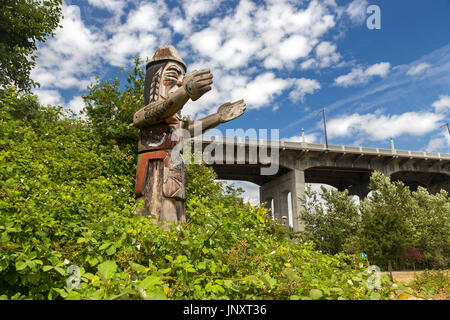 Totem Pole Greeting Carving von Meister Carver Darren Yelton unter Burrard Bridge False Creek Seawall Kitsilano Vancouver BC Canada Stockfoto