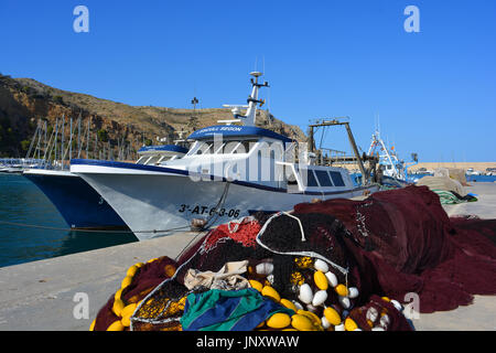 Angelboote/Fischerboote am Kai im Hafen von Javea an der Costa Blanca, Spanien. Stockfoto