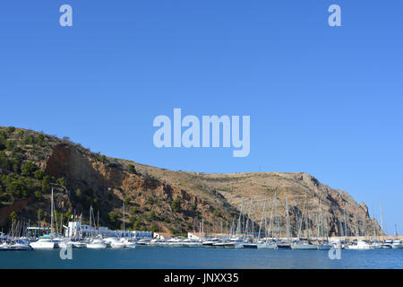 Yachten ankern in der Club Nautico de Javea, ein speziell dafür gebauten Yacht Club / Marina in Javea an der Costa Blanca, Spanien. Stockfoto