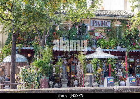 Isle-Sur-la-Sorgue, Provence, Frankreich-9. Oktober 2015: äußere der Antiquitätenladen in Isle-Sur-la-Sorgue, Provence Frankreich. Isle-Sur-la-Sorgue ist berühmt für seine antiken und Brocante Geschäfte. Stockfoto