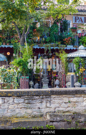 Isle-Sur-la-Sorgue, Provence, Frankreich-9. Oktober 2015: äußere der Antiquitätenladen in Isle-Sur-la-Sorgue, Provence Frankreich. Isle-Sur-la-Sorgue ist berühmt für seine antiken und Brocante Geschäfte. Stockfoto