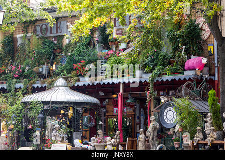 Isle-Sur-la-Sorgue, Provence, Frankreich-9. Oktober 2015: äußere der Antiquitätenladen in Isle-Sur-la-Sorgue, Provence Frankreich. Isle-Sur-la-Sorgue ist berühmt für seine antiken und Brocante Geschäfte. Stockfoto