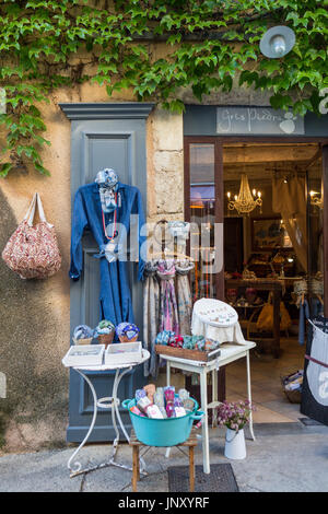 Lourmarin, Luberon, Provence, Frankreich - 9. Oktober 2015: Kleidung Shop Exterieur, Lourmarin, Luberon, Provence, Frankreich. Stockfoto