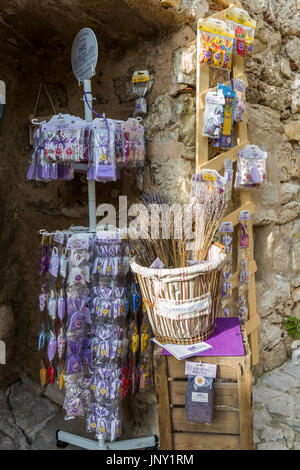 Eze, Alpes-Maritimes, Frankreich-11. Oktober 2015: Provence Lavendel Produkte zum Verkauf in Geschenk-Shop in Eze, einem malerischen, gut erhaltenen, alten Dorf am Mittelmeer in den Alpes-Maritimes Abteilung von Frankreich, beliebt bei Touristen. Stockfoto