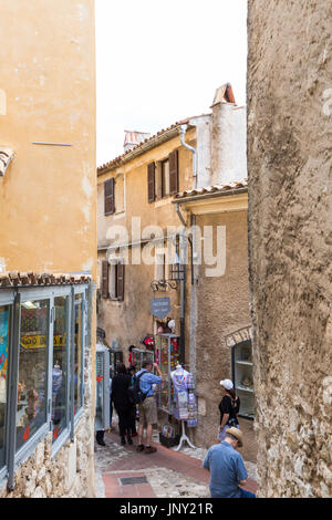 Eze, Alpes-Maritimes, Frankreich-11. Oktober 2015: Touristen in Street in Eze, einem malerischen, gut erhaltenen, alten Dorf am Mittelmeer in den Alpes-Maritimes Abteilung von Frankreich, beliebt bei Touristen. Stockfoto