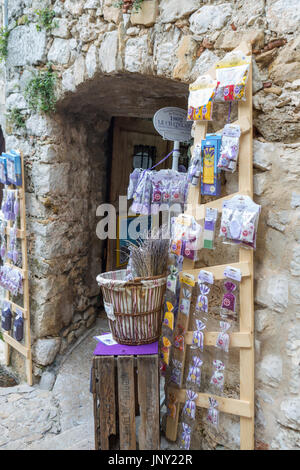 Eze, Alpes-Maritimes, Frankreich-11. Oktober 2015: Provence Lavendel Produkte zum Verkauf in Geschenk-Shop in Eze, einem malerischen, gut erhaltenen, alten Dorf am Mittelmeer in den Alpes-Maritimes Abteilung von Frankreich, beliebt bei Touristen. Stockfoto