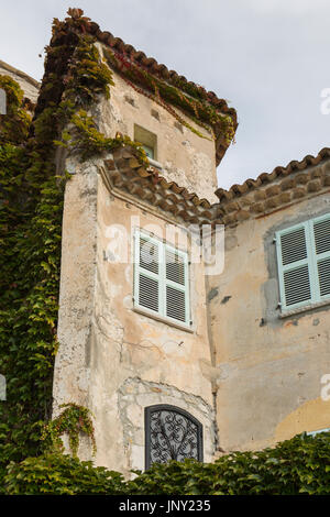 Eze, Alpes-Maritimes, Frankreich-11. Oktober 2015: Haus in Eze, einem malerischen, gut erhaltenen, alten Dorf am Mittelmeer in den Alpes-Maritimes Abteilung von Frankreich, beliebt bei Touristen. Stockfoto