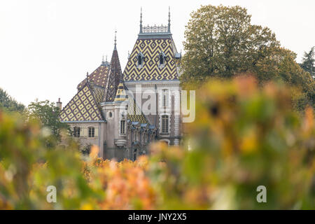 Aloxe Corton, Côte de Beaune, Burgund, Frankreich - 11. Oktober 2015: Château Corton-Andre in der Côte de Beaune und die umliegenden Weinberge im Herbst. Stockfoto