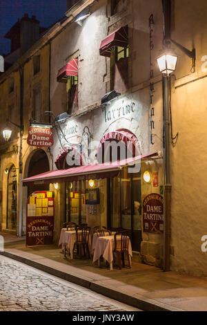 Beaune, Burgund, Frankreich - 11. Oktober 2015: Restaurant Dame Tartine in Beaune, Burgund, Frankreich, in der Nacht mit Lichtern. Stockfoto