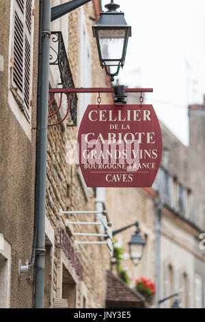 Beaune, Burgund, Frankreich - 11. Oktober 2015: Zeichen für den Cabiote Weinkeller in Beaune, Burgund, Frankreich Stockfoto